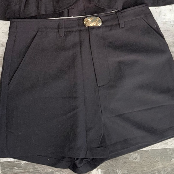 Chic Black Blazer and shorts set with golden buckles - Picture 4 of 4